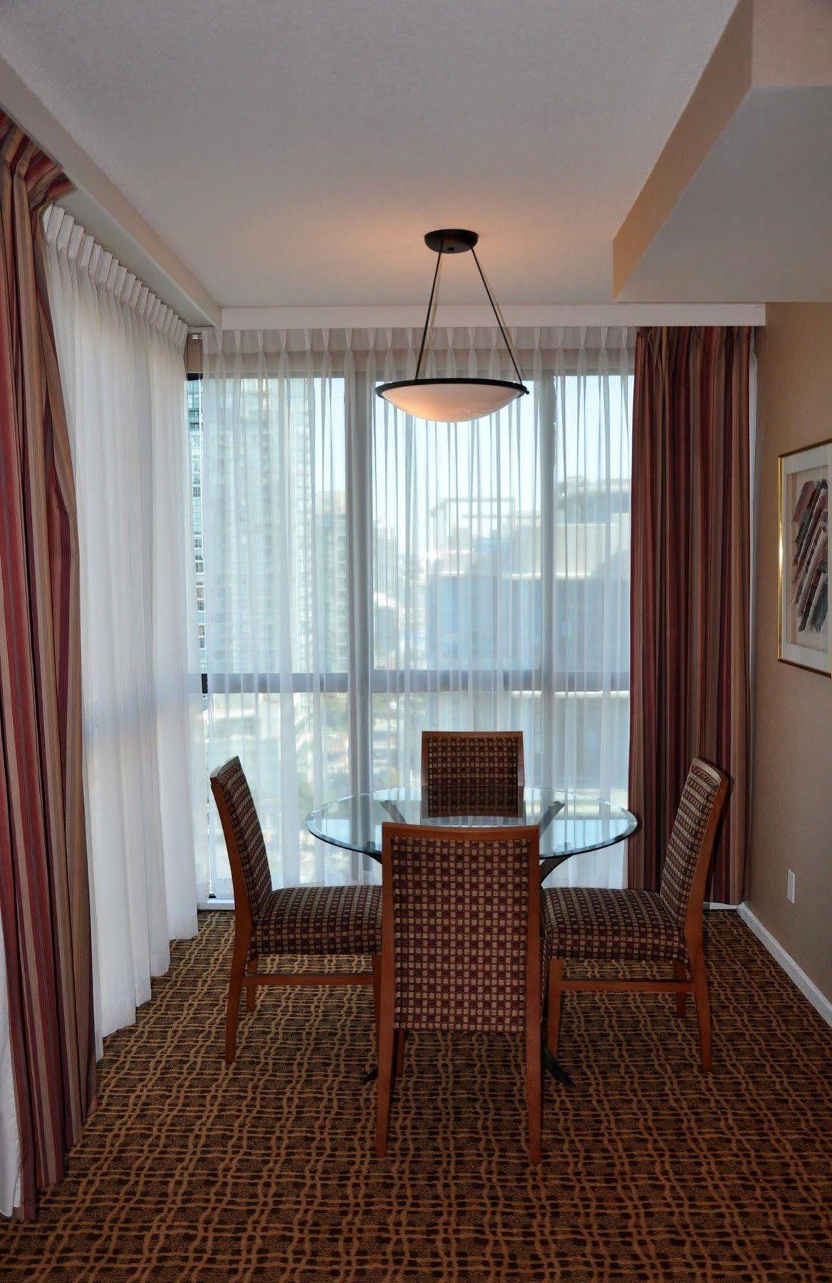 וונקובר Landis Hotel And Suites מראה חיצוני תמונה